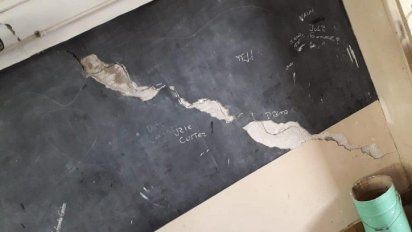 Dos escuelas serán demolidas tras el terremoto.