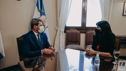 El gobernador Sergio Uñac junto a Sylvia Gimbernat.
