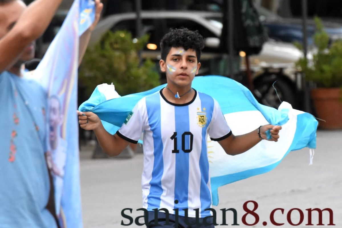 El festejo sanjuanino por el pase a octavos de final de la Selección