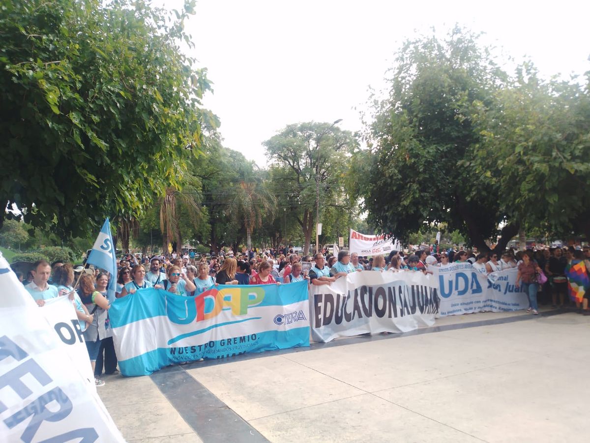 Paro en San Juan: docentes marcharon hasta Casa de Gobierno