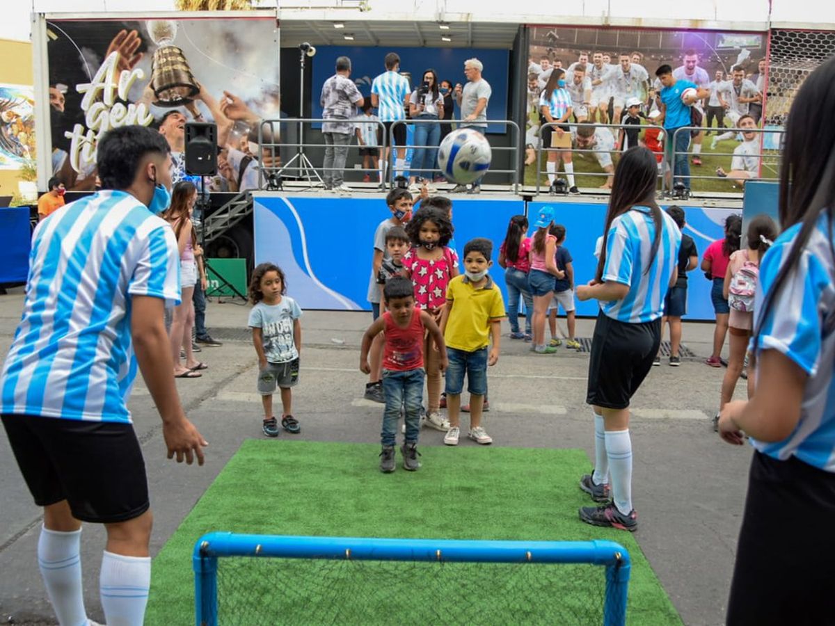 Los sanjuaninos aprovecharon para sacarse fotos junto a la Copa América