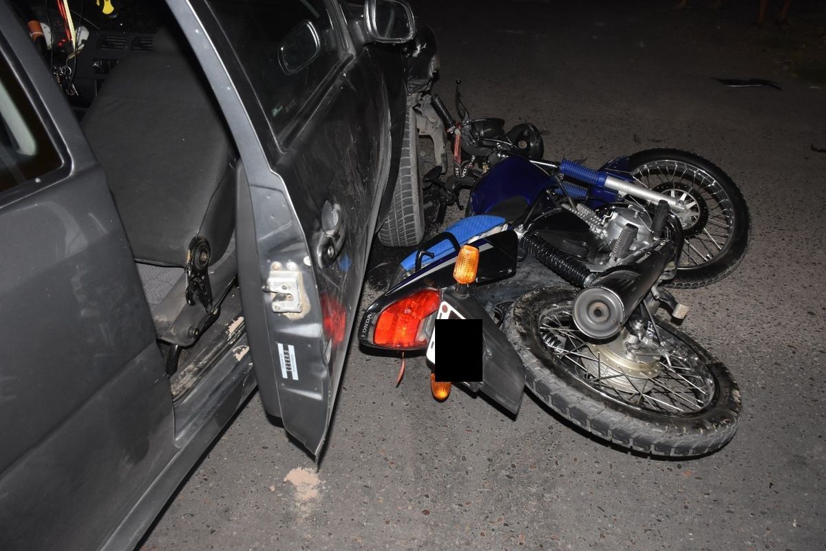 Un motociclista perdió un brazo tras chocar con dos automóviles. Imagen ilustrativa.