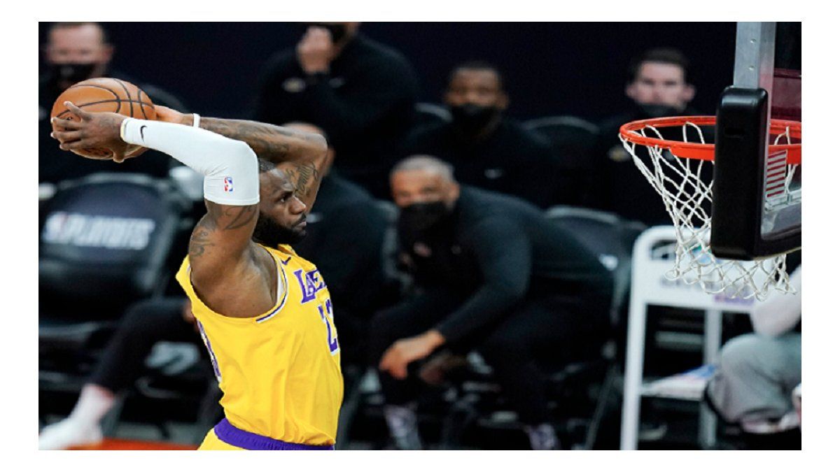 Los Lakers ganaron e igualaron la serie con Phoenix