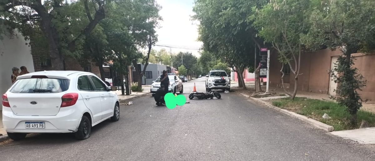 Una motociclista en estado de ebriedad chocó contra un auto estacionado