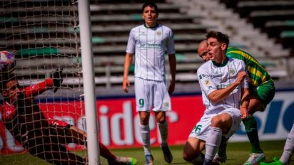Gregorio Tanco marca el gol de Banfield que condena a Aldosivi. Foto: Diego Izquierdo (Télam).
