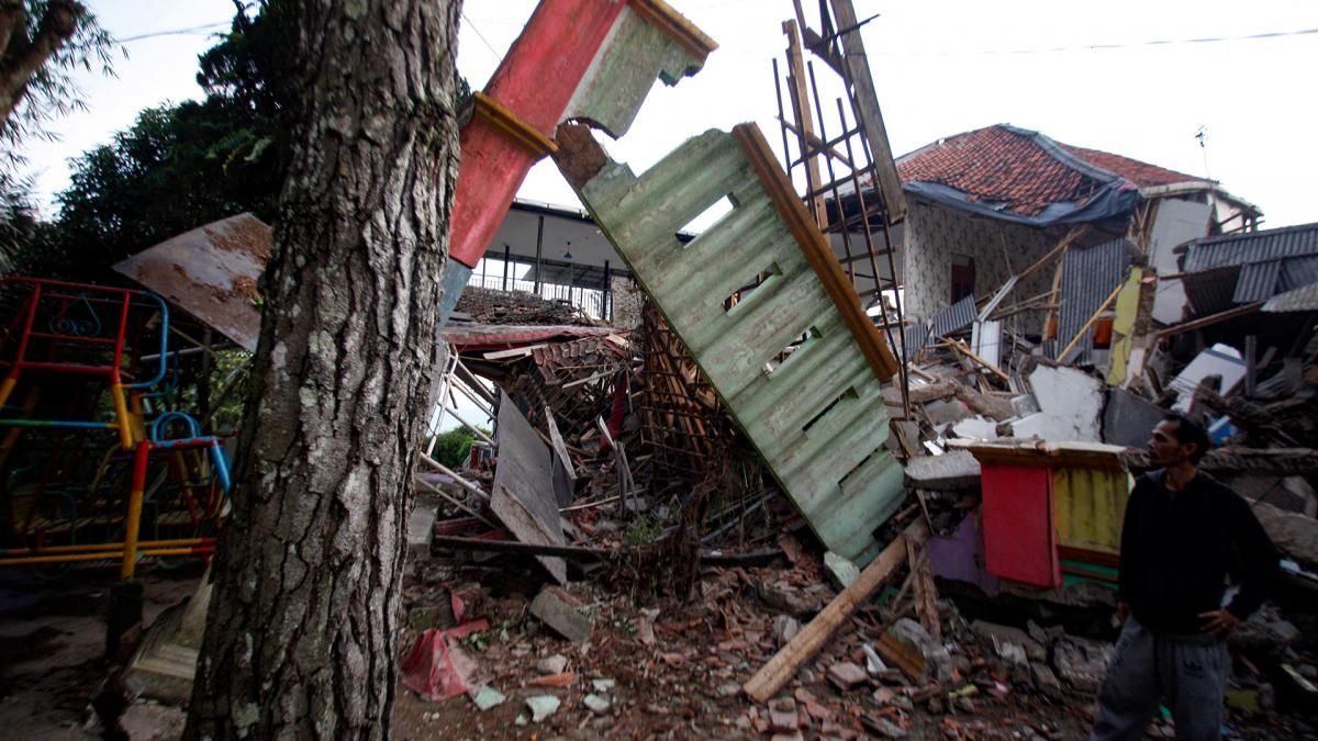 Se elevan a 318 la cantidad de fallecidos por el terremoto en Indonesia