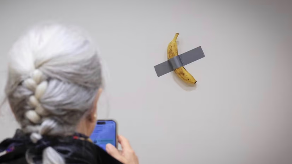 Robaron la banana de la polémica obra de Cattelan y el museo la reemplazó horas después