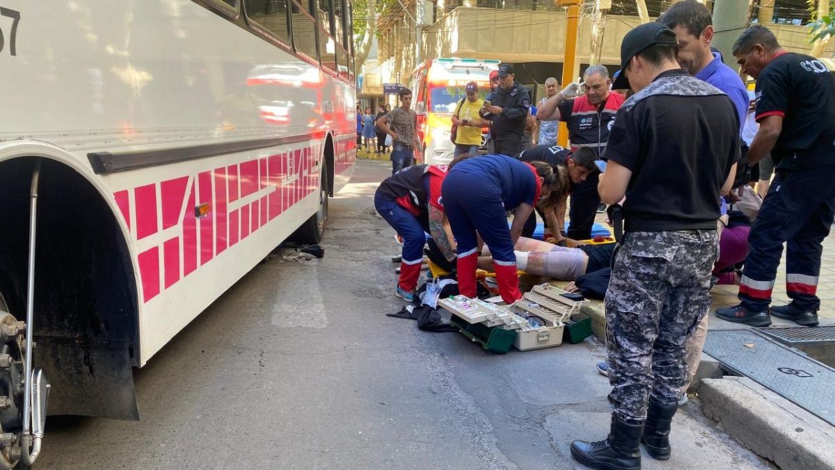 Un colectivo atropelló a un ciclista en pleno centro (Foto: Claudio Pantuso para sanjuan8.com)