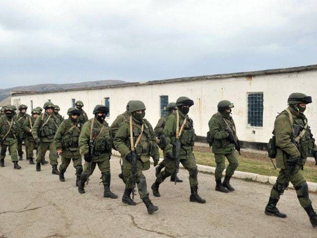 Rusia asumió el control militar en Crimea y la OTAN amenaza con sanciones