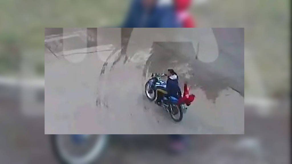 Video: nena sin casco se cayó de una moto y su madre ni se inmutó