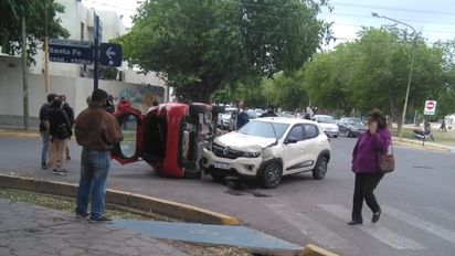 Siniestro vial con vuelco en calles Estados Unidos y Santa Fe. 