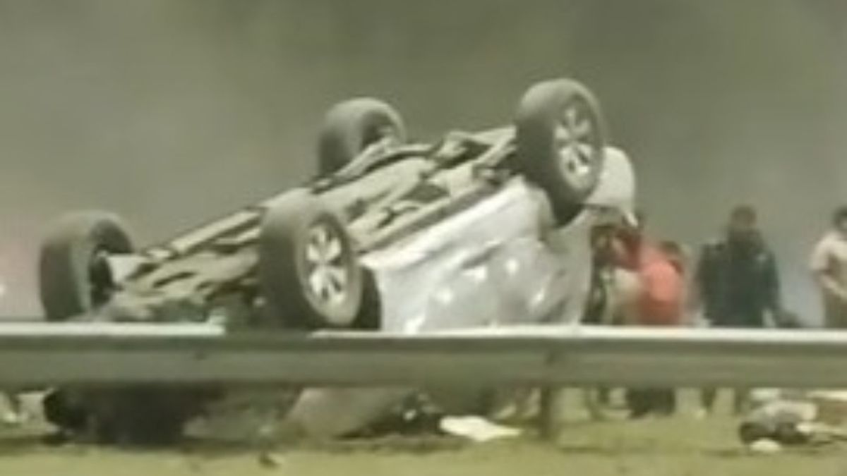 Video: un auto volcó en el Acceso Sur y su conductor se salvó de milagro