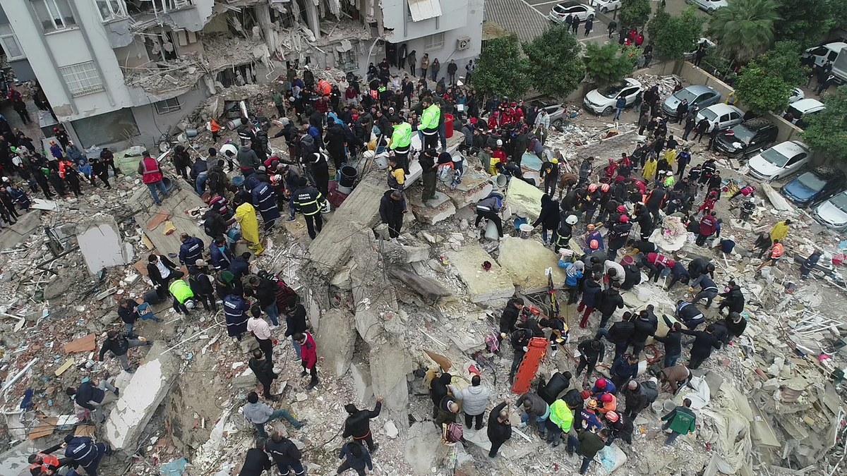 Terremoto en Turquía: emocionante rescate de una nena entre los escombros