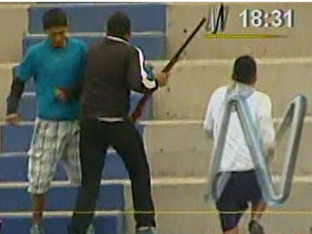 ¡Increíble! Un hincha entró con una escopeta a un partido en Perú