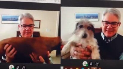 Un profesor le enseñó sus perros a sus alumnos.