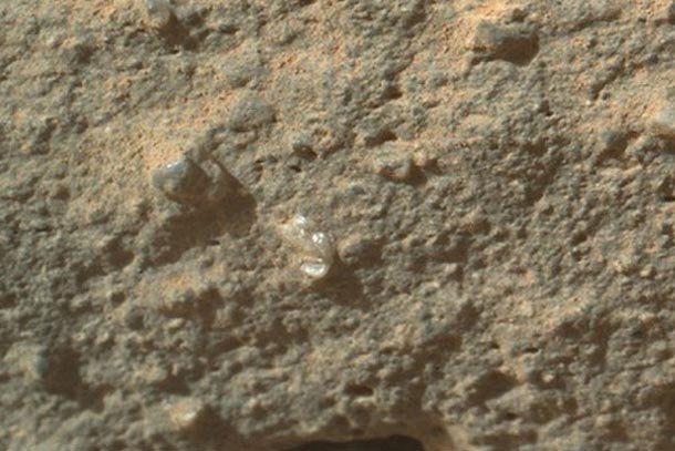 Curiosity descubrió una flor en el suelo de Marte