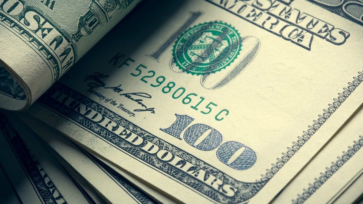 El dólar oficial cerró en suba y el blue bajó dos pesos