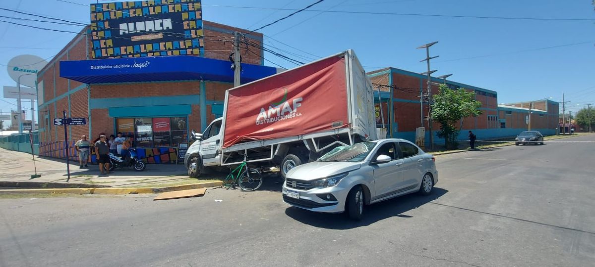 Impactante accidente involucró a un camión, un auto y una bicicleta