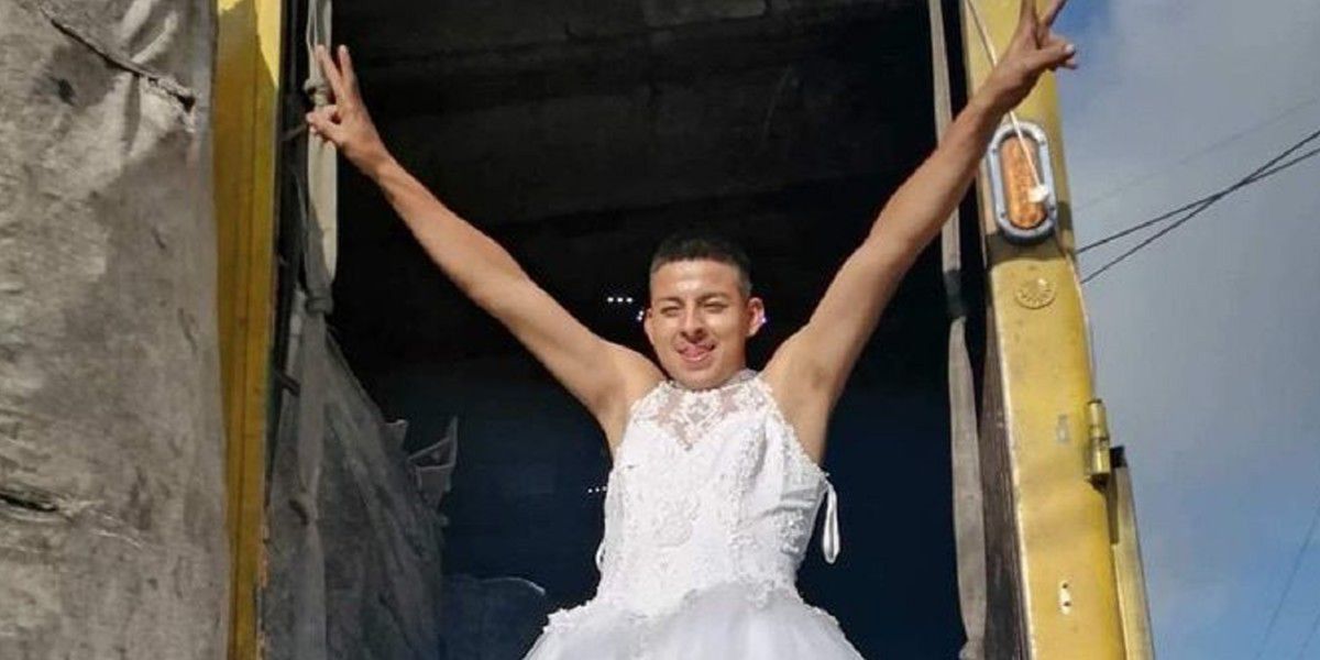 Un recolector de residuos fue a trabajar con un vestido de novia