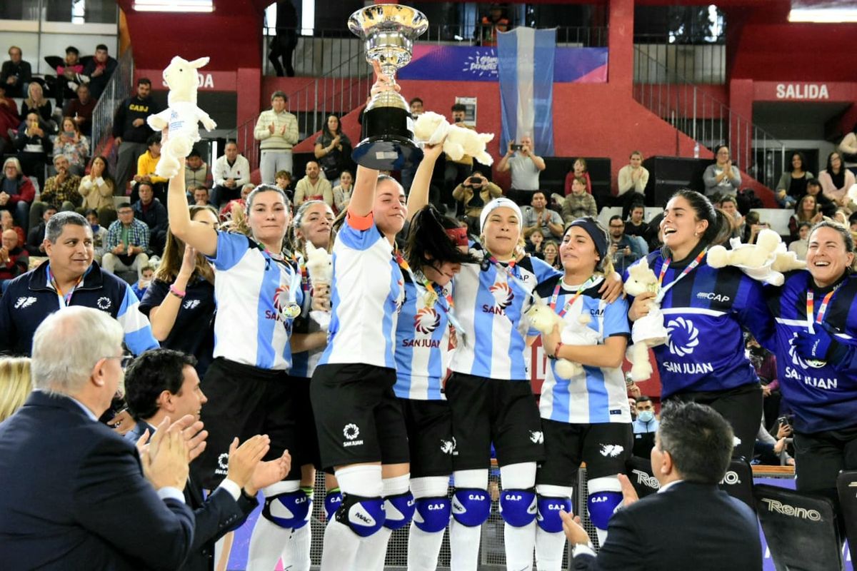 Hockey femenino: Las Águilas salieron campeonas en el Cantoni (Fotos: sanjuan8)