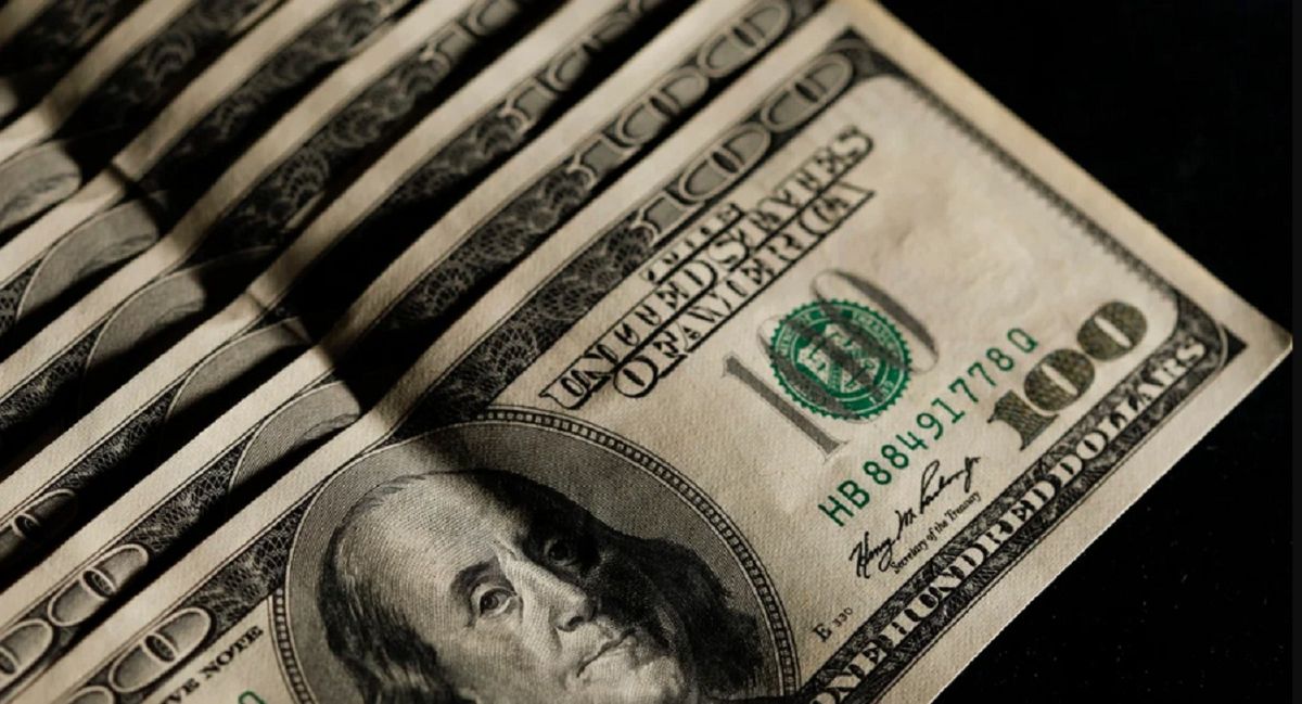 El dólar oficial cerró con una suba de 42 centavos y el blue avanzó $1