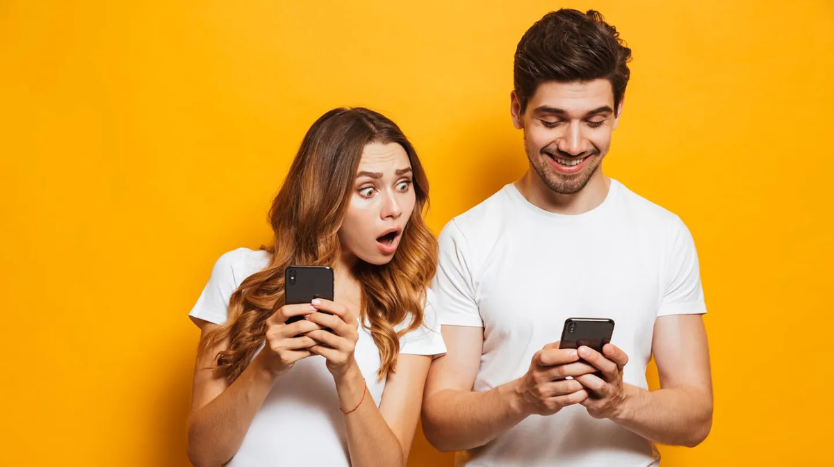 Casi la mitad de los argentinos cree que su pareja le revisa el celular