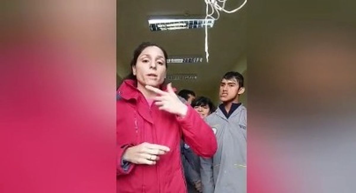 Grabó un video en lengua de señas para pedir trofeos para sus alumnos
