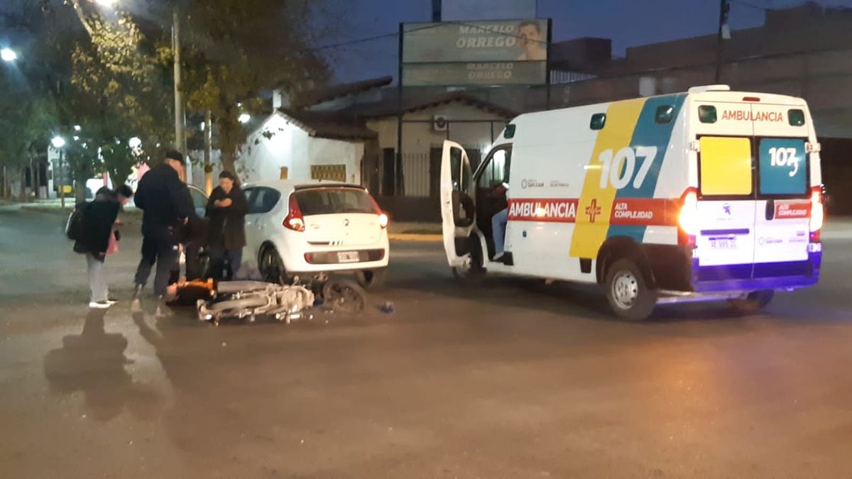 Caos vehicular y choque: un motociclista terminó herido