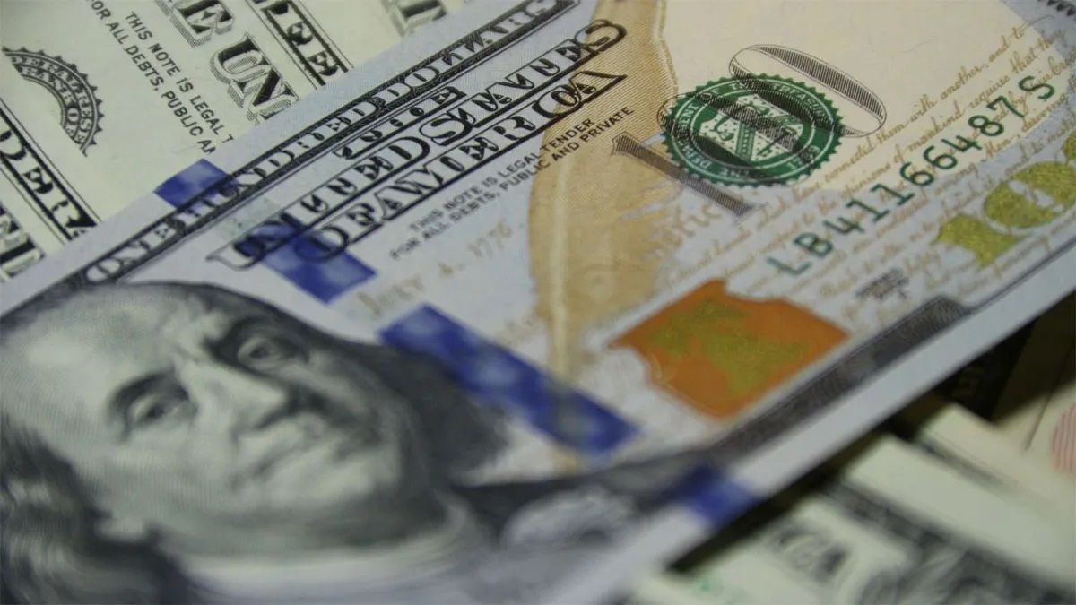 El dólar blue registró un retroceso de siete pesos y cerró a $291
