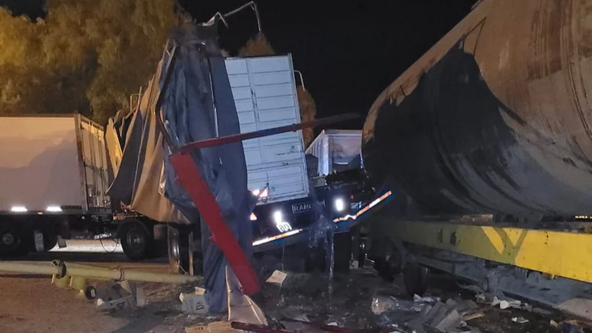 Un camión chocó con un tren de carga en 25 de Mayo