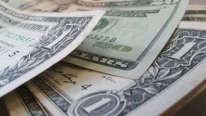 El dólar blue rebotó 50 centavos y cerró a $215,50