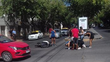 En una esquina con semáforos: un motociclista terminó impactado por un auto