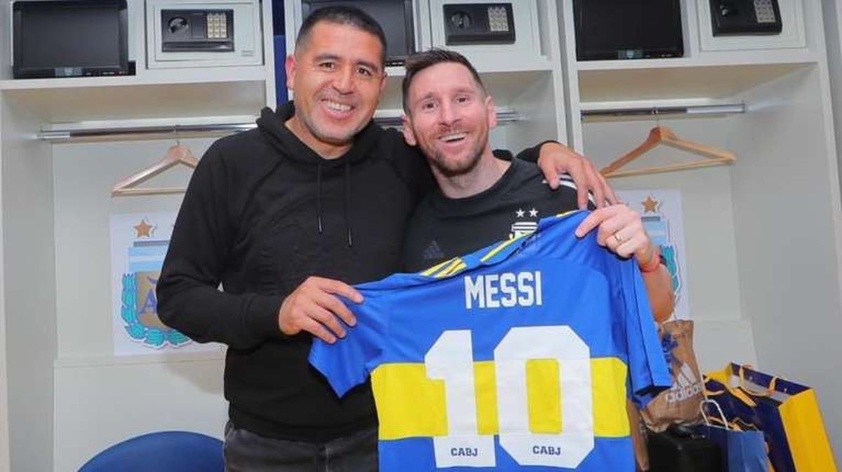 Lionel posó con una camiseta de Boca que le regaló Riquelme