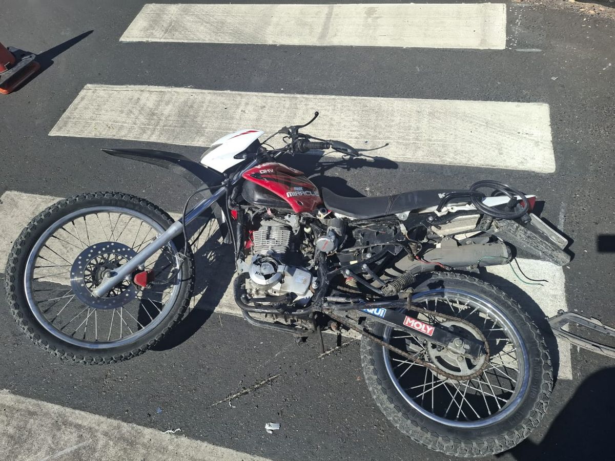 Un joven motociclista terminó hospitalizado tras un choque en Circunvalación